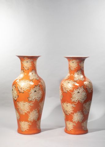 null JAPON -Paire de grands vases de forme balustre à col évasé en porcelaine à décors...