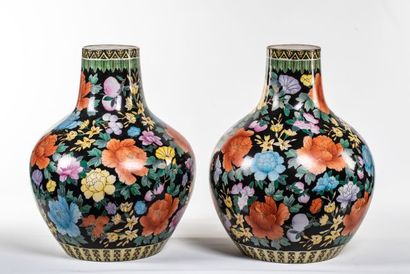 null Paire de vases balustres à haut col resséré en porcelaine à décor de fleurs...