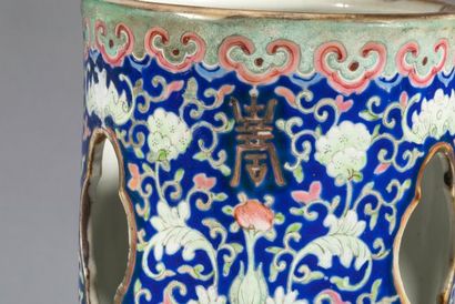 null CHINE , circa 1960. Marque apocryphe de Yong Zheng en kaishu au revers. Vase...