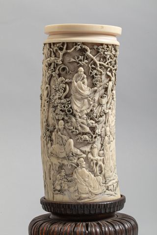 null Japon époque Meiji (1868-1912). Paire de vases ou hauts bitongs en ivoire d'éléphant...