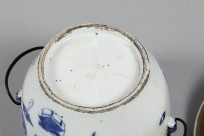 null CHINE fin de la dynastie Qing (1644-1912), fin XIXème. Pot couvert en porcelaine...