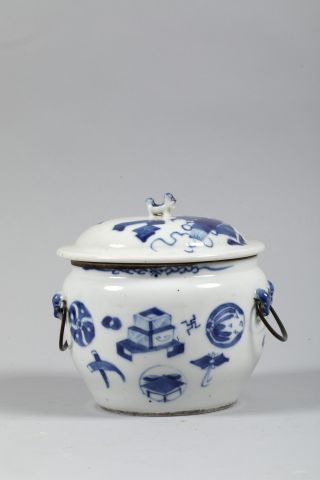 null CHINE fin de la dynastie Qing (1644-1912), fin XIXème. Pot couvert en porcelaine...