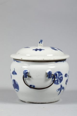 null CHINE fin de la dynastie Qing (1644-1912), fin XIXème. Pot couvert en porcelaine...