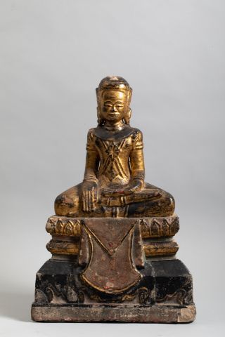 null CAMBODGE art post angkorien. Bouddha assis sur un haut trône étagé à la base...