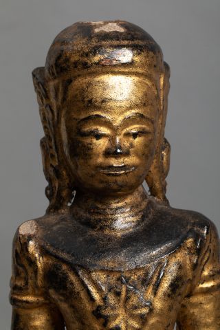 null CAMBODGE art post angkorien. Bouddha assis sur un haut trône étagé à la base...
