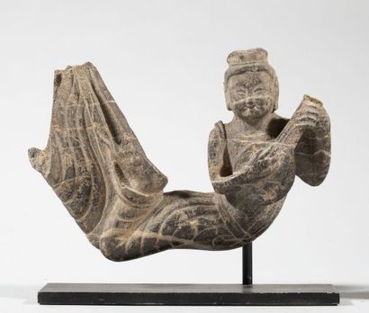 null CHINE Deux apsaras. Pierre grise. Longueur: 17cm et 19cm. Hauteur: circa 11cm....