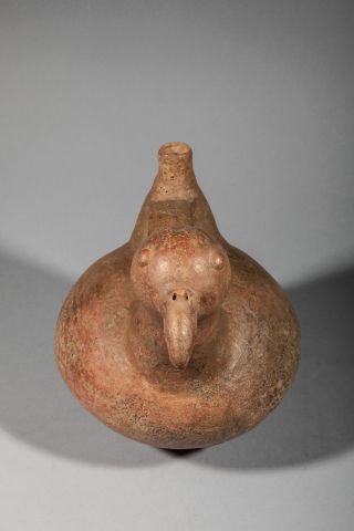 null VASE à anse en étrier représentant un canard. Céramique à engobe marron, rouge...