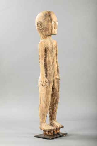 null STATUE FUNERAIRE Tau Tau masculine, les bras le long du corps. Bois érodé à...