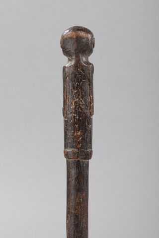 null AIGUILLE en bois ornée d'un petit personnage.
Timor
Haut 25 cm