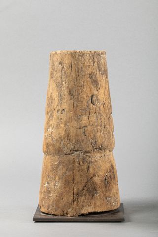 null TETE, ELEMENT d'ARCHITECTURE. Bois lourd.
Nouvelle Guinée, Sepik
Haut 35 cm