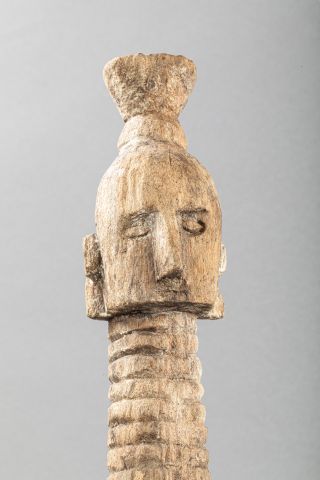 null ELEMENT D'ARCHITECTURE avec motif décoratif, cou et tête humaine
îles Célèbes,...