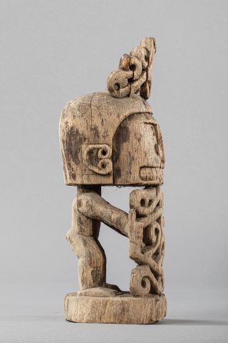 null STATUE KORWAR avec un bouclier. Bois lourd érodé.
Indonésie, Irian Jaya , Baie...