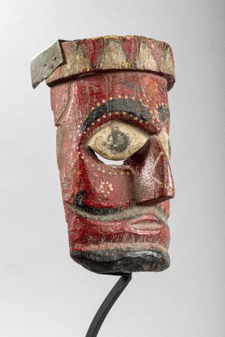 null MASQUE de théâtre hindouiste Rajbanshi rouge avec des triangles blancs sur le...