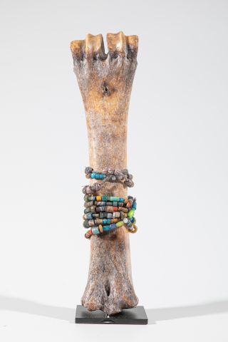 null POUPEE en os partiellement recouverte d'un lacis de perles de couleurs
Togo,...