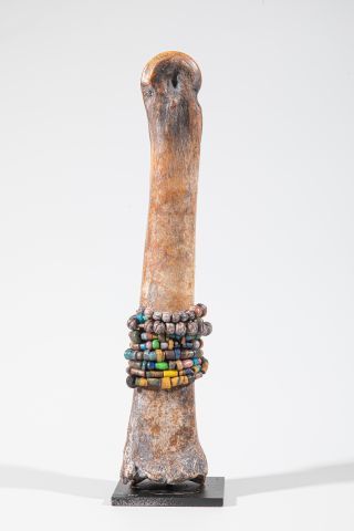 null POUPEE en os partiellement recouverte d'un lacis de perles de couleurs
Togo,...