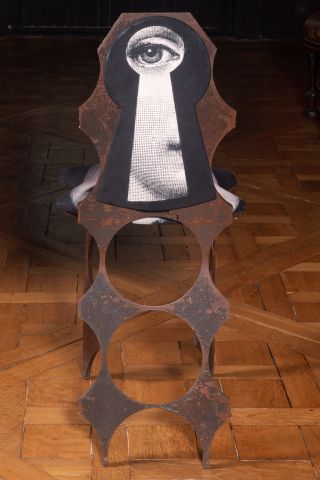 null Extraordinaires chaises « voyeuses » en métal rouillé, découpé, garnies au dossier...