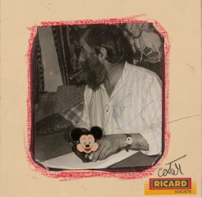 null CESAR (1921-1998), Sans titre, collage de photo et pin's sur papier Ricard et...