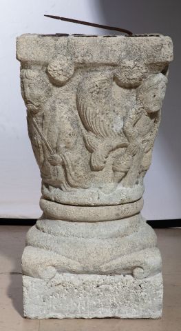 null Chapiteau Roman en calcaire, France, XIIème-XIIIème, Haut.: 60 cm - Larg.: 32...