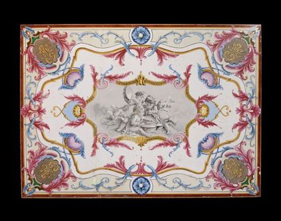 null Plateau en faience décorée d'arabesques encadrant une réserve en grisaille peinte...