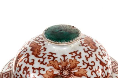 null Vase couvert en porcelaine blanche à décor orange, CHINE, XIXe, accidents au...