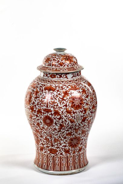 null Vase couvert en porcelaine blanche à décor orange, CHINE, XIXe, accidents au...