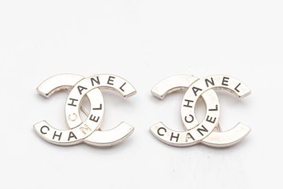 null CHANEL. broche en métal,