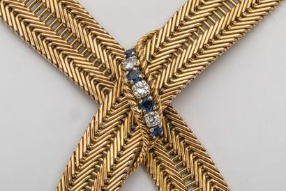 null Collier en forme de nœud en or jaune 18k tressé surmonté de 3 diamants et de...