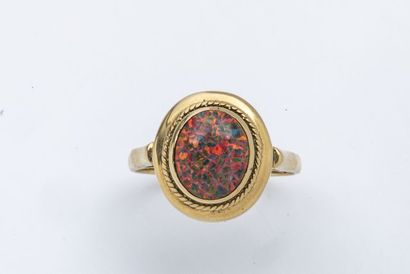 null Bague en or gris 18k surmontée d'une belle opale de feu. TDD: 68. Poids brut:...