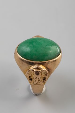 null Bague d'homme en or jaune 18k ornée d'un cabochon de jade épaulé de motifs d'éléphants...