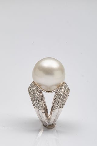 null Bague en or blanc 18k ornée d'une perle (18mm) entre 4 lignes de brillants(1,8...