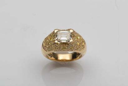 null Bague en or jaune 18k pavée de diamants jaunes naturels pour 1,80 carats env...