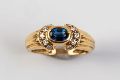 null Bague en or jaune 18k surmontée d'un saphir et 8 petits diamants, TDD: 54. PB:...