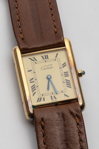 null CARTIER. Montre-bracelet Must de "Tank" en vermeil 925 mil, cadran crème à chiffres...