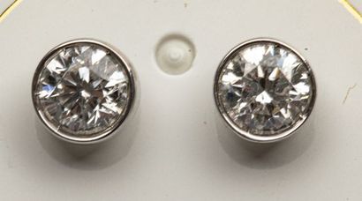 null Paire de boucles d'oreilles en or blanc 18k ornées chacune d'un diamant (1 carat...