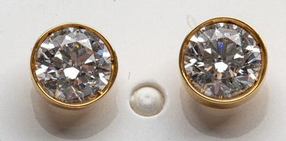 null Paire de boucles d'oreilles en or jaune 18k ornées chacune d'un diamant (1 carat...