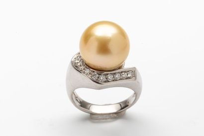 null Bague en or gris 18k ornée d'une perle gold (15 mm top gem) et brillants (0,40...