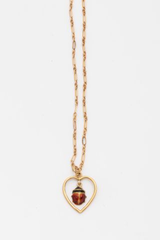 null Collier pendentif en or jaune 18k motif "cœur" retenant en pampille une coccinnelle...