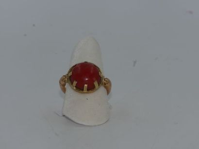 null Bague à l'antique en or jaune 18k sertie d'une boule de corail - Usures - PB:...