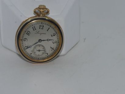 null LONGINES- Petite montre de col en or jaune 18k à décor rayonnant en émail violet...