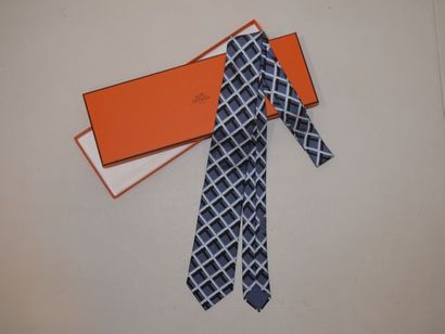 null HERMES Paris. 5 Cravates en soie à motifs divers (géométriques ou
animaliers)....