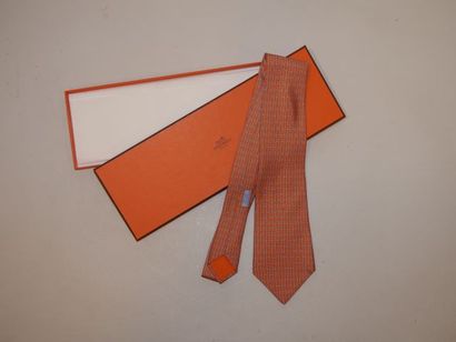null HERMES Paris. 5 Cravates en soie à motifs divers (géométriques ou
animaliers)....