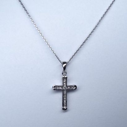 null Pendentif « Croix » et sa chaîne maille forçat diamantée en or blanc 18k serti...