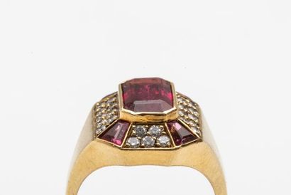 null Bague en or jaune 18k surmontée d'une tourmaline entourée de diamants et de...