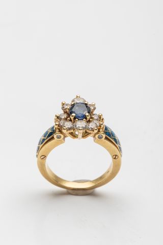 null KOVLOFF. Bague en or jaune 18k émail bleu, saphir (1,30 carats) et brillants...