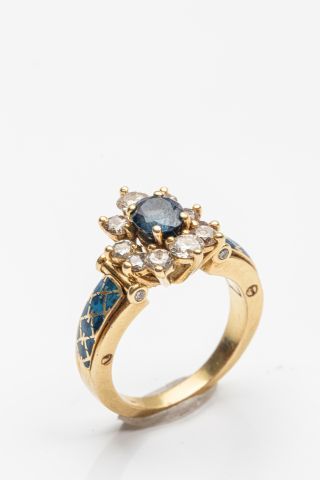 null KOVLOFF. Bague en or jaune 18k émail bleu, saphir (1,30 carats) et brillants...