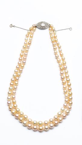 null Collier deux rangs de 105 perles fines, fermoir platine et diamant 1,20cts environ...