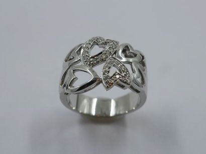 null Large anneau en or gris 18k ajouré de cœurs certains pavés de diamants Poids...