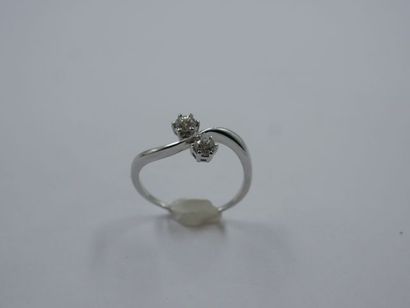 null Bague "toi et moi" en or gris 18k surmontée de deux diamants Poids brut 2,90g...