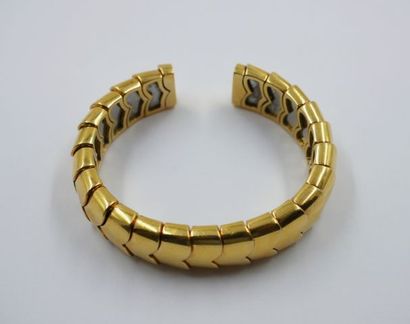 null Bracelet en or jaune 18k formant un jonc ouvert, mailles en écailles - Poids:...