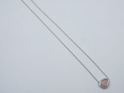 null Collier pendentif en or gris 18k orné d'une pierre rose, quartz? Ourlée de brillants...